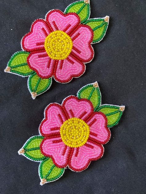 Metis Beadwork Patterns, Flower Beadwork, Floral Beadwork, Beaded Barrettes, Beaded Flowers Patterns, Native American Beadwork Patterns, Seed Bead Flowers, Felt Beads, Beadwork Embroidery