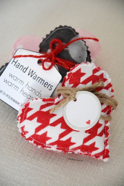 Heart Hand Warmers, Diy Hand Warmers, Friend Valentine Gifts, Best Valentine Gift, Diy Heart, Valentine Gifts For Kids, Valentine Gifts For Husband, Idea Room, Valentine Gifts For Girlfriend