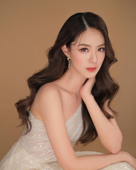 Korean Wave Hairstyle, Korean Waves Hairstyle, Bridal Hairstyles Down Waves, Bridal Hairstyles Asian Hair, Big Wave Hairstyles, Asian Bridal Hair Half Up, Wedding Hairstyles For Asian Hair, Bridal Waves Medium Hair, Korean Bride Hairstyle