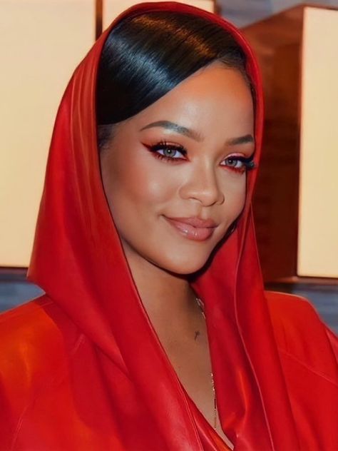 Red Eyeliner Makeup, Red Makeup Looks, Rihanna Makeup, Under Eye Makeup, Red Eyeliner, Red Eye Makeup, Smink Inspiration, Rihanna Style, Red Makeup