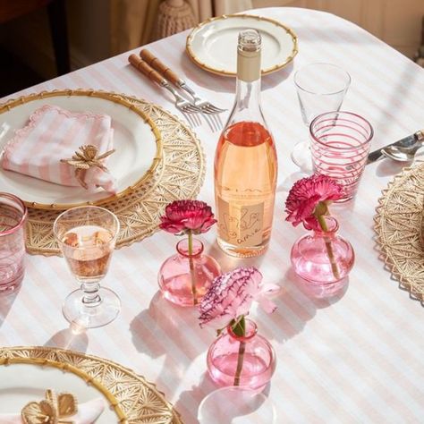 Feeling those summer social vibes? 🌼 Swipe right for adorable tablescape inspo that screams hosting perfection! 🍹 #SummerSocial #SummerDecor #OutdoorDecor #PartyDecor #TableSetting #SummerStyle #DecorInspo #HomeDecor #SummerParty #EntertainingIdeas #DecorGoals Pink And White Tablescape, Colombian Dinner, Scalloped Napkins, Pink Party Tables, Pretty Tablescapes, Pink Table Settings, Pink Tablescape, Pink Tablecloth, 21 Diner