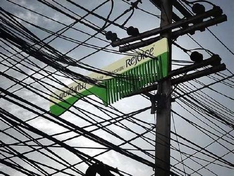 comb ad Guerrilla Advertising, Funny Commercial Ads, House Minimalist, Guerrilla Marketing, Clever Advertising, Good Advertisements, Funny Commercials, 광고 디자인, Commercial Ads