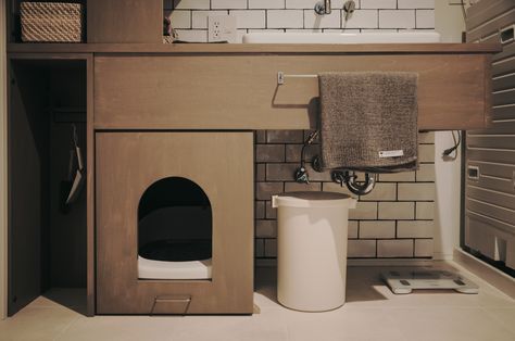 Bathroom Cat Litter Ideas, Cat Toilet Ideas, Cat Litter Box Bathroom, Diy Litter Box, Cat Furniture Design, Japanese Apartment, Kitten Accessories, Tiny Bath, Cat Wall Furniture