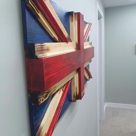 Rustic bedside pallet table Wooden Flag, Wood Flag, Free Woodworking Plans, Flag Wall, British Flag, Wooden Art, Woodworking Projects Diy, Wooden Wall Art, Diy Wood