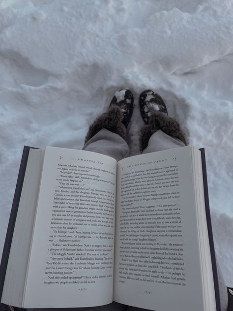 Books Winter Aesthetic, Reading Winter Aesthetic, Reading In Winter, Book Winter Aesthetic, Winter Semester Aesthetic, Winter Books Aesthetic, Winter Book Aesthetic, Winter Reading Aesthetic, Cozy Books