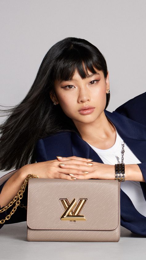 South Korean Actress and Louis Vuitton House Ambassador Hoyeon presents the season’s Twist bags. Hoyeon Louis Vuitton, Louis Vuitton Photoshoot, December 2nd, Model Inspo, Design Clothes, Louis Vuitton Official, Women Lifestyle, Iconic Bags, Fashion Design Clothes