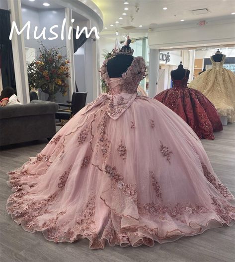 Quince Dresses With Bow On Back, Pink Quinceanera Dresses Rose Gold, Chambelanes Outfits Quinceanera Pink, Rose Gold Quinceanera Dresses, Big Ball Gowns, Pink Quinceanera Dress, Quince Planning, Quinceanera Dresses Mexican, Pink Quinceanera