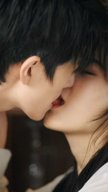 Hidden Love Kiss, Hugs And Kisses Couples, Korean Drama Romance, Couple Poses Reference, Cute Romance, Cute Couples Cuddling, Romantic Videos Couples, Hidden Love, Taking Selfies