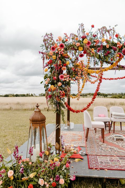 Colourful & Eco-Conscious Indian Lithuanian Fusion Wedding Indian English Wedding, Tomato Wedding, Mandap Flowers, Simple Mandap, Lithuanian Wedding, Mandap Wedding, Colorful Indian Wedding, Floral Mandap, Indian American Weddings