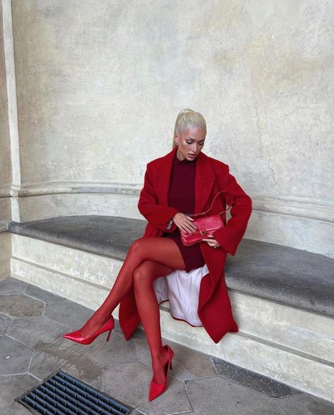 Red Monochromatic, Red Christmas Outfit, Red Pants Outfit, Selflove Motivation, Burgundy Outfit, Red Tights, Monochrome Fashion, Chic Outfit, Coat Outfits