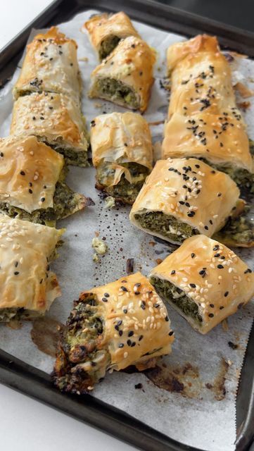 Miranda Brady 💖 on Instagram: "Spinach & Cheese Sausage Rolls 🍃 these should come with a warning 🤤 flaky pastry with a spinach & cheese filling, made healthier and arguably yummier using @brancourtsdairy cottage cheese! #BetterwithBrancourts    Ingredients: 1 egg 1/3 cup spring onion 250g @brancourtsdairy cottage cheese 3/4 cup grated cheese (parmesan / cheddar) 250g frozen spinach, drained Optional - fresh herbs, lemon zest, garlic 3 sheets pastry 1-2 tbs milk / melted butter 1 tbs sesame se Food To Feed A Crowd, Ricotta Rolls, Ricotta Filling, Spinach And Ricotta, Spinach Cheese, Fancy Appetizers, Easter Appetizers, Spinach Ricotta, Feed A Crowd