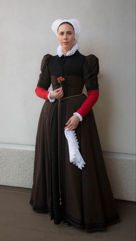 1600s Fashion Peasant, Witcher Fashion, Black Fitted Gown, Loose Gown, 16th Century Dress, 1500s Fashion, Elizabethan Fashion, 16th Century Fashion, Fitted Gown