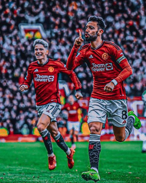 Manchester United Team Photo, Cold Pics, Family Sketch, Hip Hop Wallpaper, Pageant Costumes, United Wallpaper, Haha Photos, Manchester United Team, Bruno Fernandes