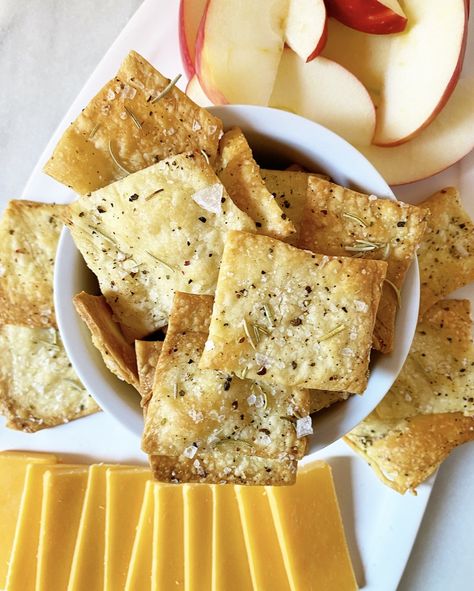 Olive Oil Crackers Recipe, Mediterranean Diet Crackers, Oat Flour Crackers Recipe, Home Made Crackers Recipes, Homemade Crackers Easy, Mediterranean Crackers, Recipes Using Ritz Crackers, Cracker Recipes Homemade, Water Crackers Recipe