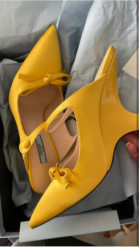 Pretty Heels, Yellow Bee, Shoes Heels Classy, Yellow Heels, Funky Shoes, Stunning Shoes, Heels Classy, Cute Heels, Shoe Inspiration