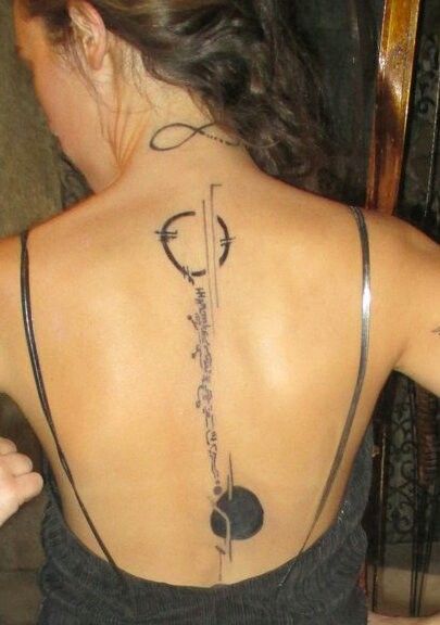 The 100- Commander Lexa back tattoo Lexa E Clarke, Commander Lexa, Maching Tattoos, Small Matching Tattoos, Lexa Y Clarke, Lexa The 100, Flame Tattoos, 100 Tattoo, Sharpie Tattoos