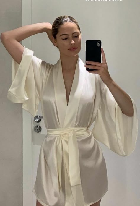 Wedding Party Robes, Satin Dressing Gown, Weekend Mode, Pijamas Women, Sleepwear Fashion, Mode Abaya, Satin Pajamas, Pretty Lingerie, Minimal Fashion