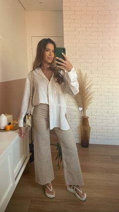 Beige Cotton Pants Outfits, All Cream Outfit, Gabi Outfits, Summer Minimal, Effortless Aesthetic, Estilo Clean, Wardrobe Aesthetic, Basic Girl Outfit, Curated Wardrobe