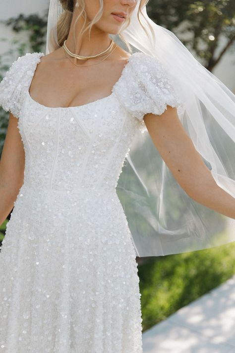 wedding dress inspiration for brides Small Puff Sleeve Wedding Dress, Short Puffy Sleeve Wedding Dress, Wedding Dresses Short Sleeve, Puff Sleeve Wedding Dress, Short Sleeve Wedding Dress, White Wedding Theme, Wedding Dress With Veil, Long Sleeve Wedding Dress Lace, Dream Wedding Ideas Dresses