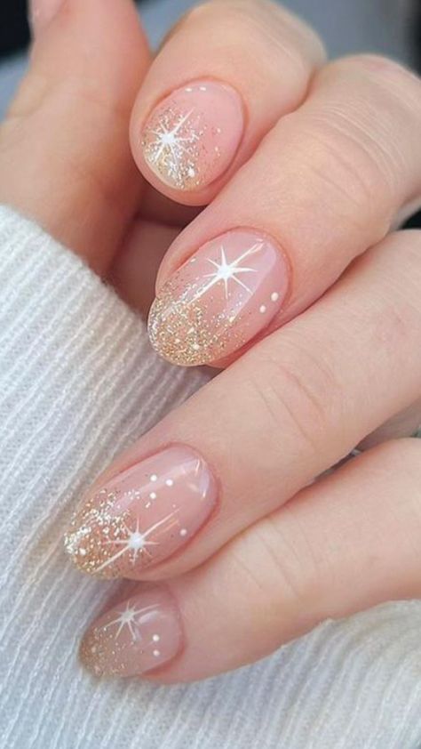 New Years Nails Short Almond, Acrylic Nail Designs New Years Almond, New Year Eve Dip Nails, Christmas Into New Years Nails, Nail Art Designs For New Years, New Years Nails Almond Shape Short, New Years Nails Round, Glittery Christmas Nails Sparkle, New Years Almond Shaped Nails