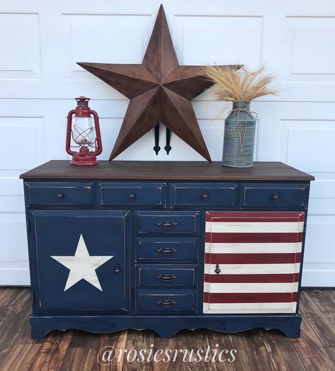 Patriotic Room Ideas, Patriotic Room, Chalk Paint Dresser, Americana Farmhouse, Painted Cabinets, Diy Rustic Decor, American Decor, Painted Dresser, Painting Furniture Diy