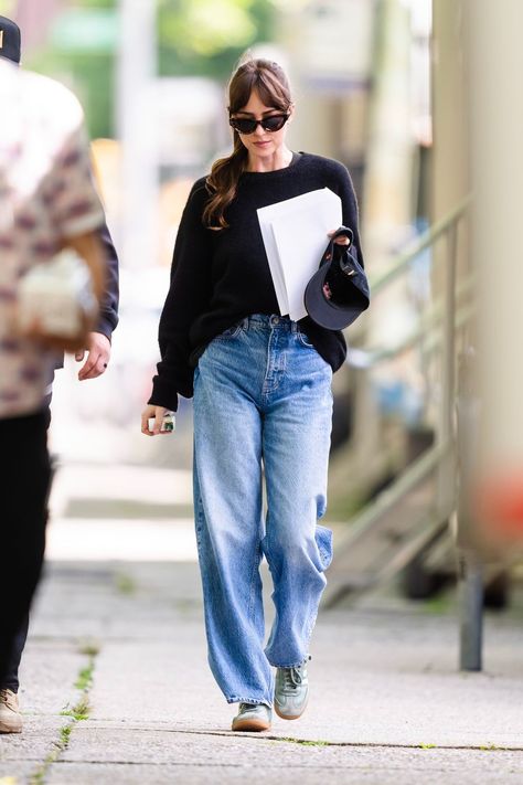 Johnson Core, Rebecca Core, Dakota Johnson Street Style, Chic Fits, Simple Elegant Style, Dakota Style, Dakota Johnson Style, Fall Outfits For School, College Fits