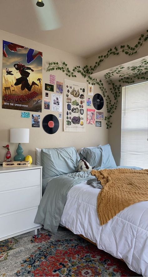 Bedroom Inspirations For Students, Decorate College Apartment, Cheap Apartment Bedroom, College Student Bedroom At Home, College Student Room At Home, Student Apartment Bedroom, Student Living Apartment Ideas, Cool Apartment Decor Bedroom, College Apartment Living Room Asthetics