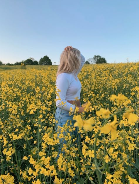 Photo Ideas Flowers Field, Yellow Field Photoshoot, Yellow Flower Photoshoot, Poses In Flower Fields, Yellow Flower Field Photoshoot, Flower Feild Pics, Flower Field Poses, Field Of Flowers Aesthetic, Wildflower Portraits