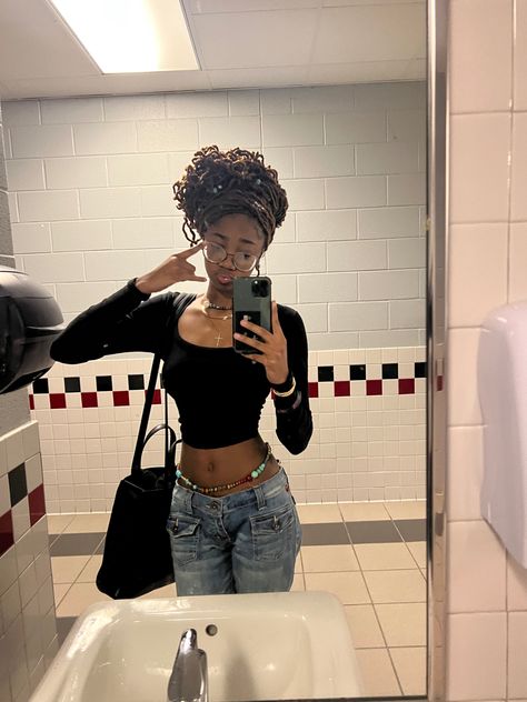 Low Rise Jeans Outfit Black Women, Flare Jeans Outfit Black Woman, Low Rise Flared Jeans Outfit, Flare Jeans Outfit Aesthetic, Low Rise Flare Jeans Outfit, Flare Jeans Outfit, Earthy Outfits, Tomboy Style Outfits, Boho Chic Outfits