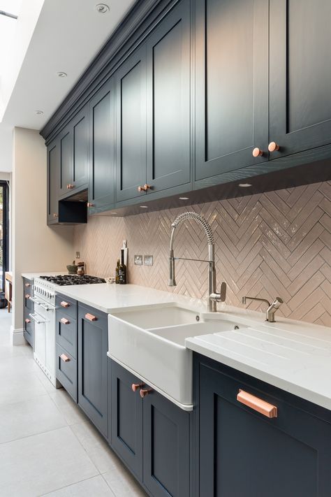 This Shaker-style kitchen has modern influences and accents of bright colour, such as the pink herringbone splashback and achieves a warm, English style with a modern Scandinavian design twist #kitchendesign #kitcheninspo #kitchendecor Dapur Skandinavia, Hiasan Dalaman Dapur, Dapur Moden, Kitchen With Marble, Marble Worktops, Scandinavian Kitchen Design, Desain Pantry, Kabinet Dapur, Blue Kitchen Cabinets