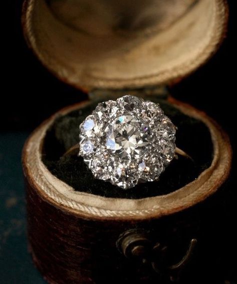 Vintage Oval Engagement Rings, Irish Wedding Rings, Round Cut Diamond Earrings, Vintage Engagement Rings Unique, Fine Diamond Jewelry, Gorgeous Engagement Ring, Antique Engagement, Wedding Rings Vintage, Antique Engagement Rings