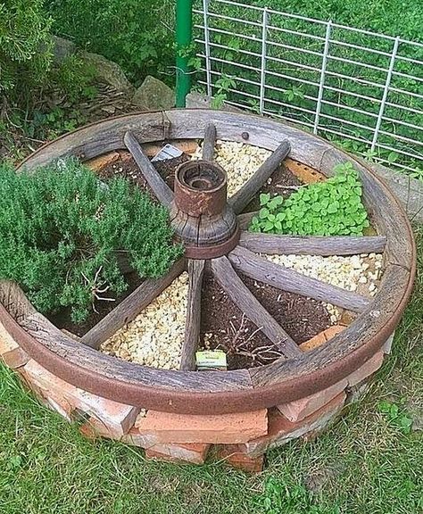 Garden Diy Decoration Ideas, Ornamental Wood, Wagon Wheel, Rustic Gardens, Balcony Decor, Diy Garden Decor, Backyard Decor, Herb Garden, Design Layout