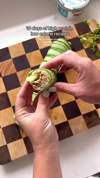 TOR MINELL on TikTok High Protein Low Calorie Recipes, Chicken Sushi, Chicken Cucumber, Cucumber Sushi, Baked Pesto Chicken, Bariatric Sleeve, Sushi Roll Recipes, Tiktok Recipes, Low Calorie Dinners