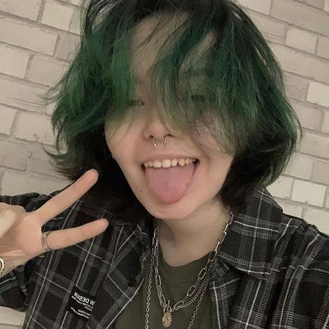 Grunge Green Hair, Black And Green Hair Aesthetic, Dark Green Short Hair, Grunge Outfit Aesthetic, Green Outfit Aesthetic, Black And Green Hair, Green Hair Girl, Dark Green Hair, Grunge Outfit