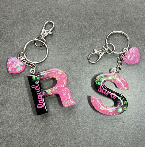 These pink glitter combo with solid black resin personalized initial keychains are get as gifts for all types of occasions or just gift your self! These Keychain accessories are also a great help to spot your keys quicker. Can be put on luggage to help you identify your suitcases, can also help your child identify there backpacks or lunchboxes. Stylish enough to hang on your purse or handbag. Resin Personalized, Resin Idea, Diy Resin Keychain, Glitter Keychain, Keychain Craft, Letter Keychain, Resin Crafts Tutorial, Initial Keychain, Keychain Accessories