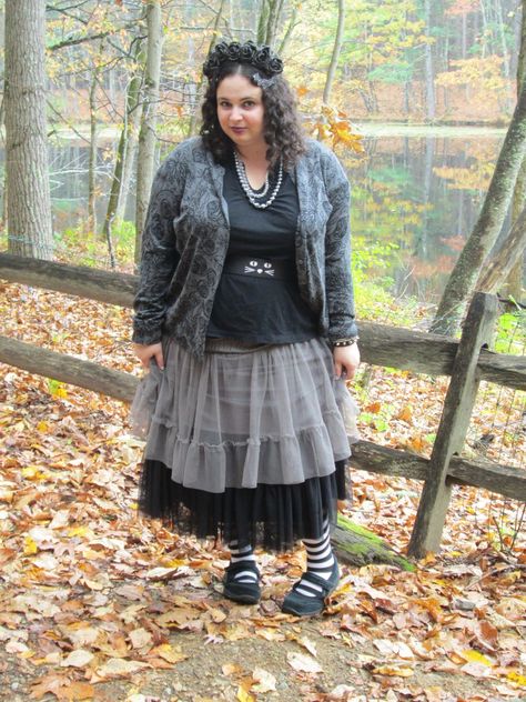 Plus size mori Dark Boho Fashion Plus Size, Mori Outfit, Abby Arcane, Witchcore Fashion, Dark Mori Kei, Dark Mori Fashion, Tiny Hats, Witchy Women, Forest Fashion