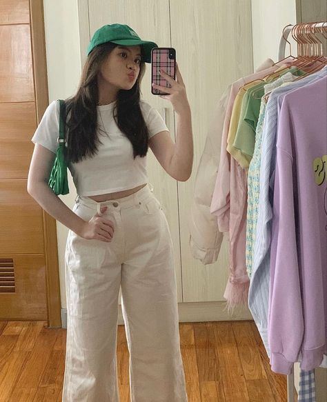 Basic White Tee Outfit Aesthetic, Baguette Bag Outfit Aesthetic, Plain White Tee Outfit, White Tee Outfit Summer, Wide Leg White Jeans Outfit, Baby Tees Outfit, White Jeans Outfit Aesthetic, White Wide Leg Jeans Outfit, Basic Tee Outfit