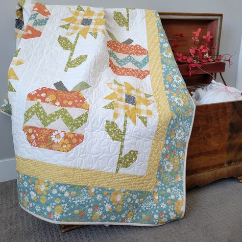 Fall Garden Quilt Pattern - Etsy Fall Quilt Blocks, Spring Quilt Patterns, Pumpkin Quilts, Thanksgiving Quilt, Garden Quilt Pattern, Floral Quilts, Fall Quilt Patterns, Bright Quilts, Fall Sewing