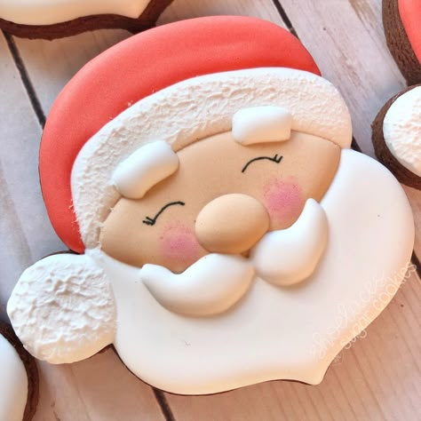 Santa Claus Cookies Royal Icing, Santa Head Cookies Decorated, Santa Cookies Decorated, Santa Sugar Cookies, Icing Biscuits, Winter Cookies, Santa Cookie, Sugar Cookie Royal Icing, Winter Cookie