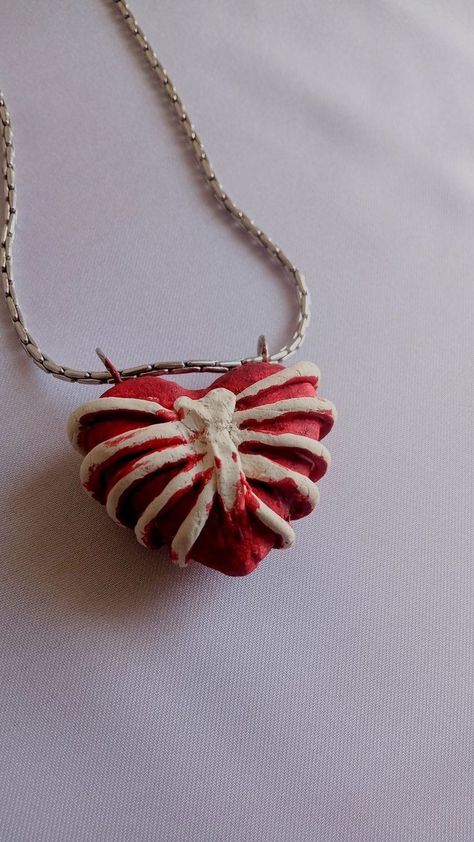 Edgy Clay Art, Diy Heart Necklace, Clay Crafts Heart, Clay Inspiration Easy, Clay Heart Necklace, Halloween Crafts Aesthetic, Christmas Clay Ideas Diy Gifts, Clay Heart Ideas, Clay Jewelry Diy Necklace