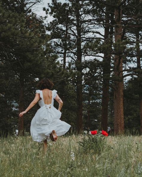 Woman in white dress running on green grass field Libra Midheaven, Spring Equinox Ritual, Ostara Ritual, Grassy Plains, Running Pictures, Pagan Holidays, Forest Path, Grass Field, Spring Equinox