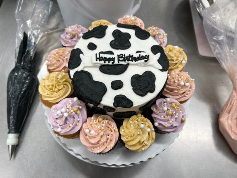 Party Combo Cake Ideas, Frosting Ideas, Animal Birthday Cakes, Cupcake Birthday Cake, Just Cakes, Cake Inspo, Animal Birthday, Sweets Desserts, Cake Ideas