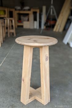 Build this DIY End Table with free plans and tutorial from Bitterroot DIY.  #endtable #woodworkingplans #modernfarmhouse Home Depot Diy, Diy End Table, Modern Farmhouse Diy, Diy Side Table, Diy End Tables, Easy Coffee, Diy Sofa, Tables Diy, Wooden Projects