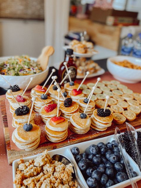 Breakfast Party Ideas, Pinterest Breakfast, Breakfast Brunch Party, Bridesmaid Brunch, Fall Brunch, Brunch Spread, Girls Brunch, Breakfast Party, Baby Shower Brunch