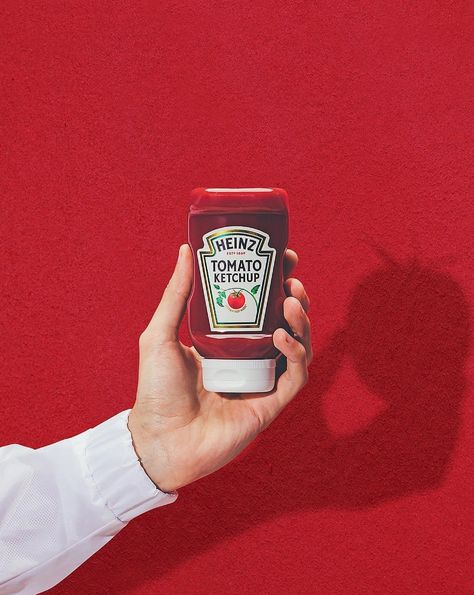 Heinz Tomato Ketchup, Heinz Ketchup, Photography Genres, Creative Advertising Design, Publicidad Creativa, Food Ads, Promotional Design, Fashion Photography Inspiration, Branding Photoshoot