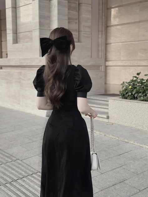 Dress Classy Elegant, Walking Fashion, Black Gown Dress, Mini Homecoming Dresses, Sunday Dress, Dress Idea, Elegant Midi Dresses, Cute Prom Dresses, Korean Fashion Dress