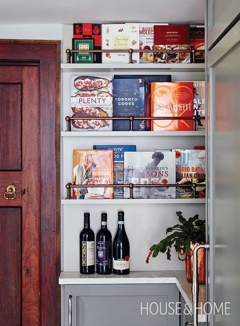 20 stunning ways to store books in your kitchen, including this gorgeous custom bookshelf! Cookbook Collection Display, Cookbook Shelves, Cookbook Display, Unique Apartment, Kitchen Bookshelf, Cookbook Storage, Cookbook Shelf, Farm Chic, Sarah Richardson Design