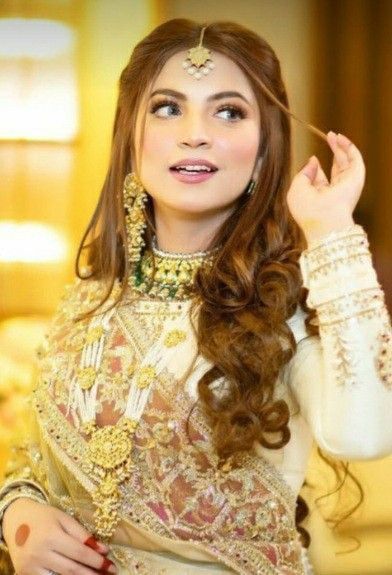 Pakistani Wedding Hairstyles For Sisters, Pakistani Engagement Hairstyles, Pakistani Wedding Hairstyles, Pakistani Bridal Hairstyles, Mehndi Hairstyles, Hairstyles For Gowns, Engagement Look, Engagement Hairstyles, Bridal Makeup Images