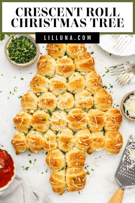 With just six ingredients, this simple, shareable crescent roll Christmas tree is a must-make - it's cheesy perfection! #christmas #appetizer #crescentrolls Crescent Roll Christmas Tree, Crescent Roll Recipes Appetizers, Cheesy Crescent Rolls, Roll Christmas Tree, Holiday Finger Foods, Xmas Appetizers, Cheesy Rolls, Recipes Using Crescent Rolls, Christmas Tree Bread