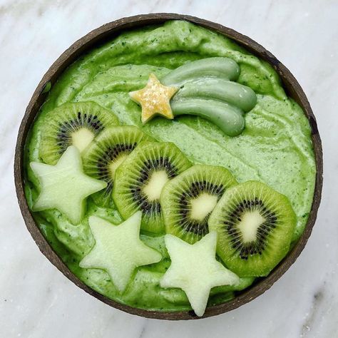 Kiwi Smoothie Bowl, Healthy Snack Choices, Green Melon, Green Smoothie Bowl, Mini Blender, Frozen Pineapple, Kiwi Fruit, Looks Yummy, Milkshakes